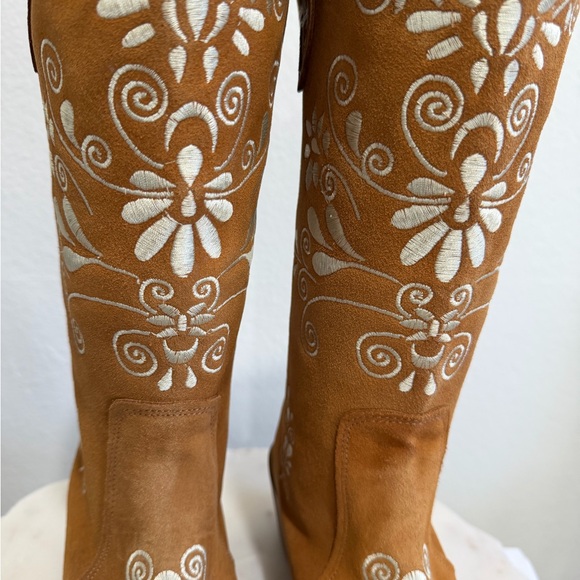 Elegant Suede and Floral Embroidered Caramel Heeled Boots NIB Size 10.5 - Picture 5 of 12